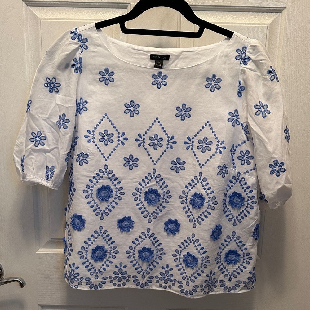 Ann Taylor 100% Cotton White Blouse with Blue Floral Embroidery Size MP - Picture 1 of 9